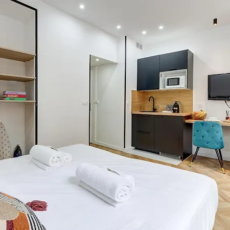 Sur Les Champs Elysees Apartment